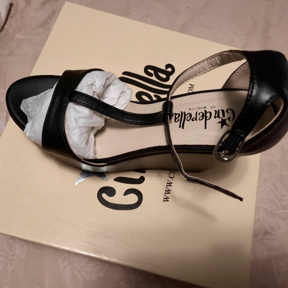 Cinderella of Boston Sandals Size 4 Wide
